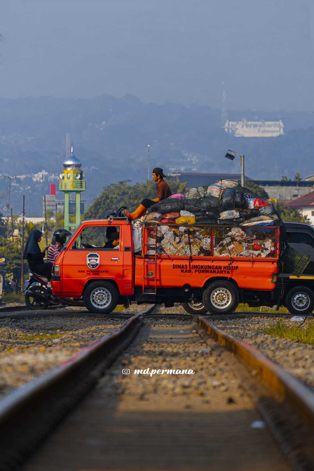 Melintas Rel Kereta