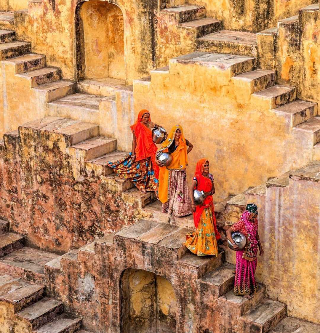 woman going to get water 🤍