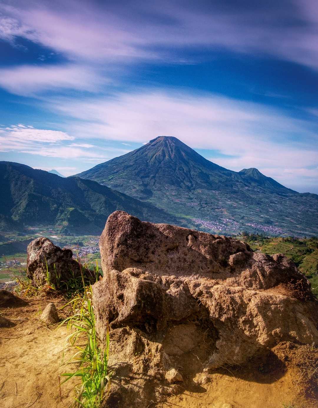 Meratapi gunung dari atas batu di negeri atas awan dieng