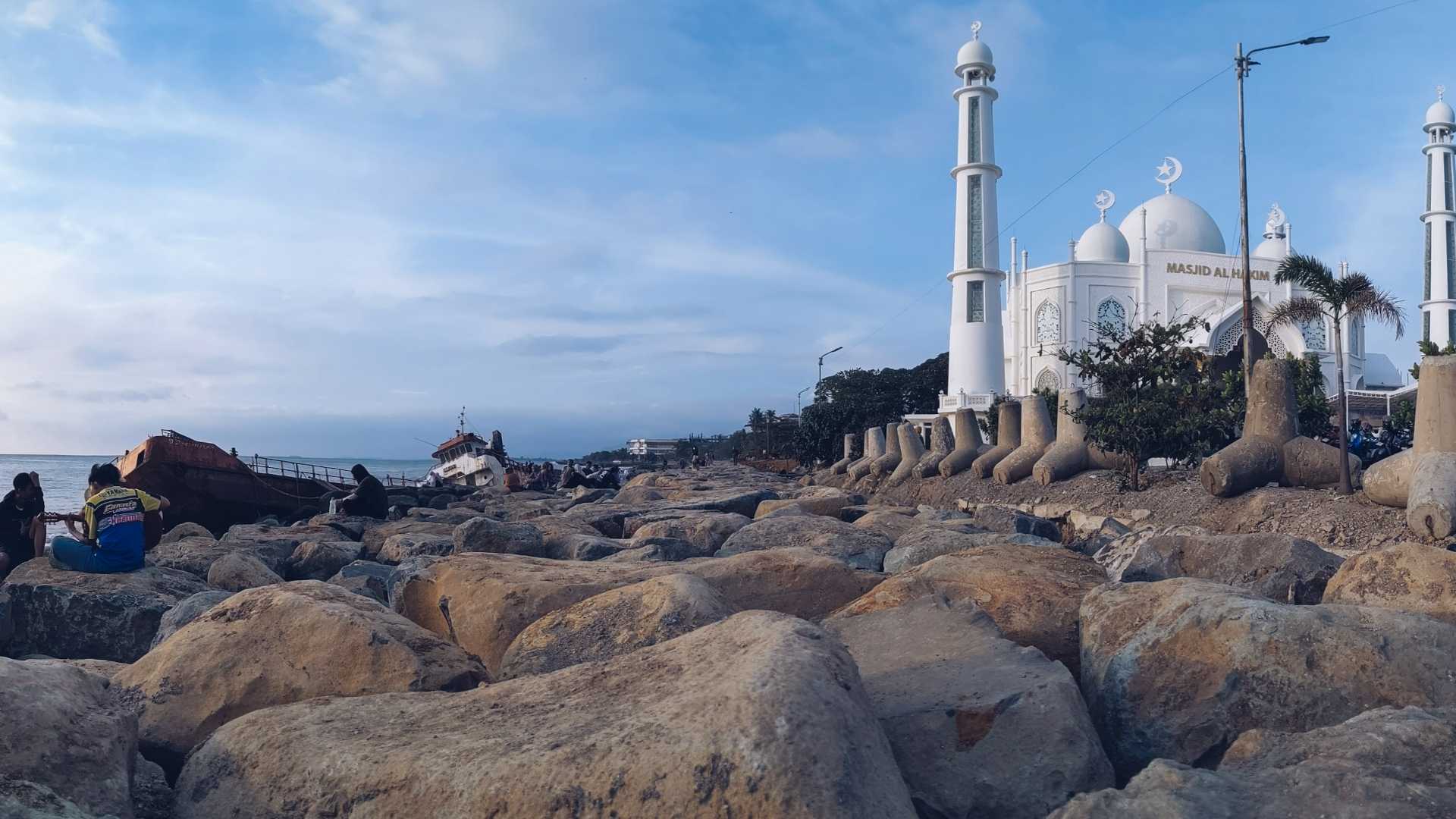 Masjid Al Hakim dan Kapal Terdampar 