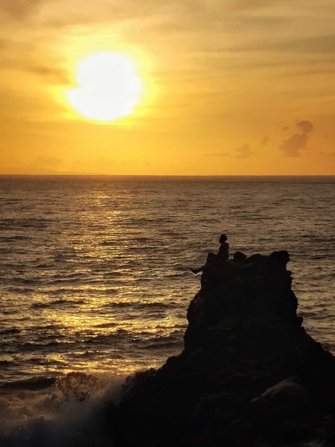 Menikmati Keindahan Sunset di Pantai Kerandangan 