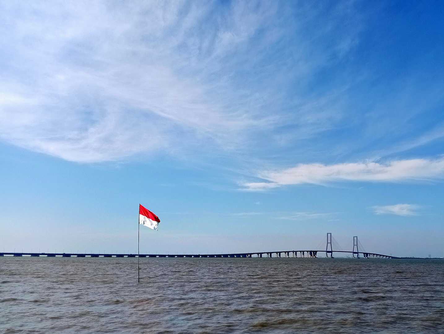 Merah Putih berkibar ditengah laut