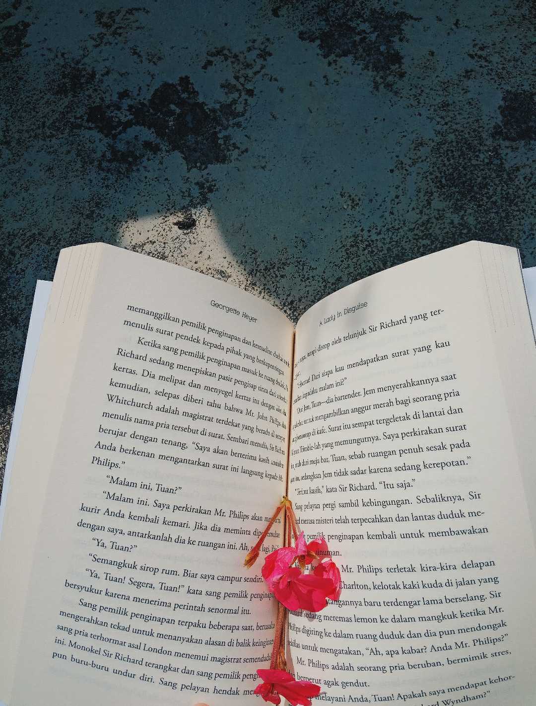 Membaca buku 
