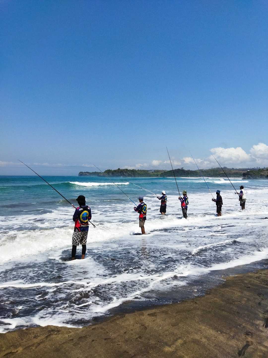 Lomba Memancing di Pantai Serang