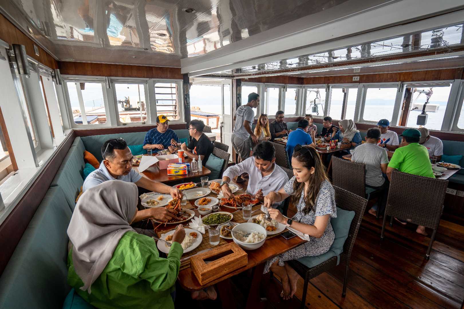 Makan siang di Mv. Ambai