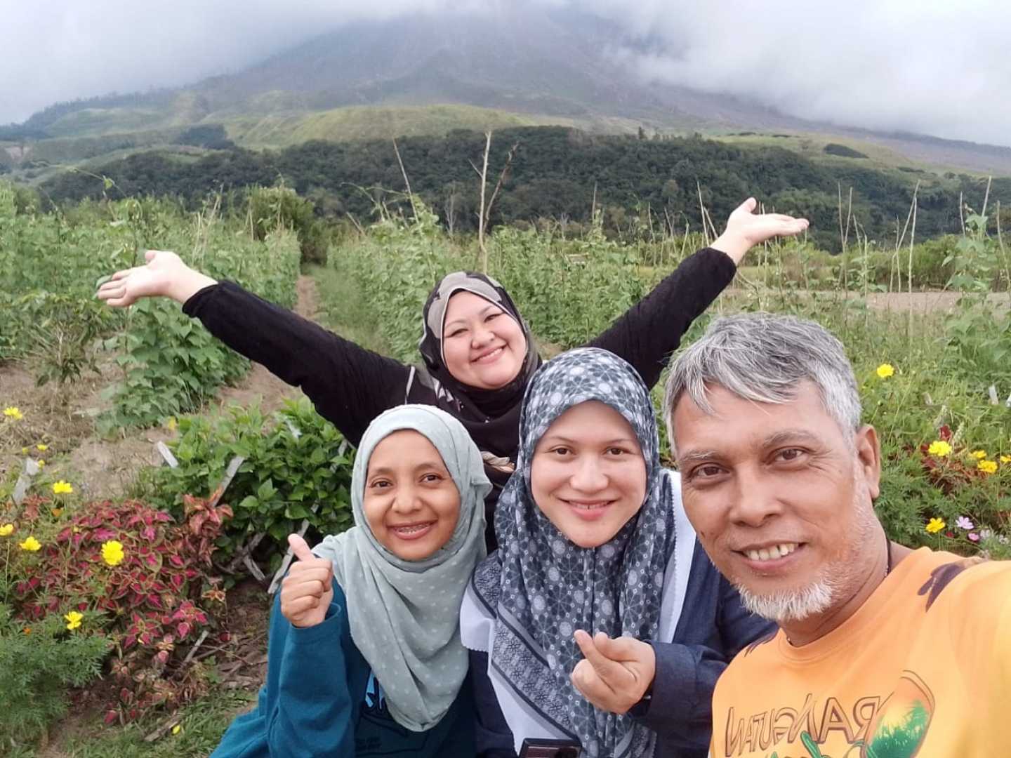 sinabung vulcano bqckground