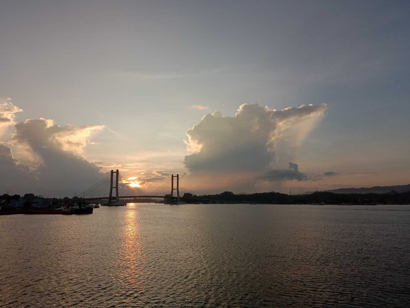 Pagi di Jembatan Teluk Kendari