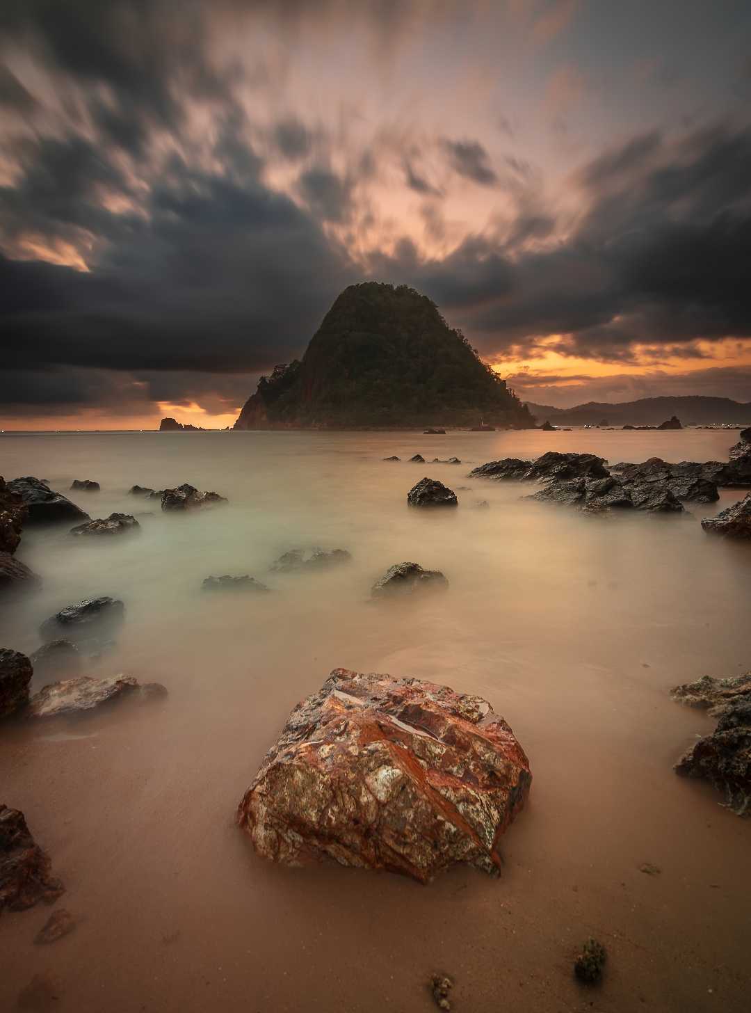senja pulau merah