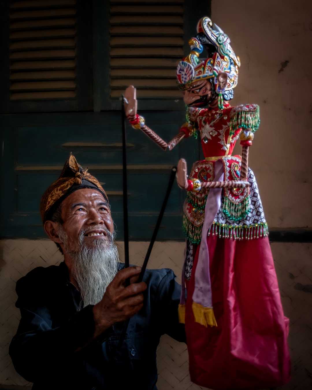Memainkan Wayang Golek