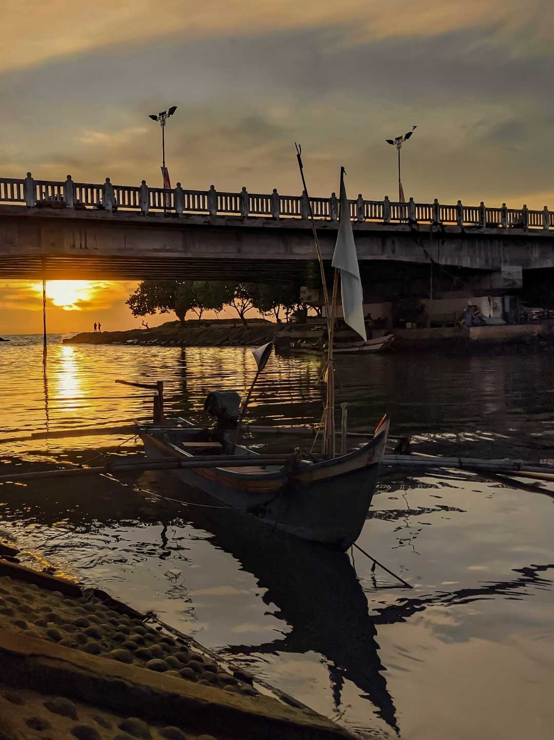 senja di muara..