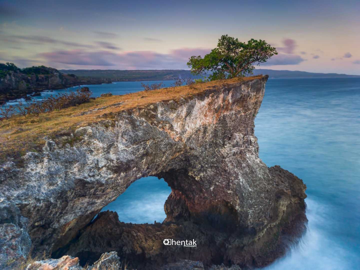 Keunikan Terowongan Batu di Pantai Dombo
