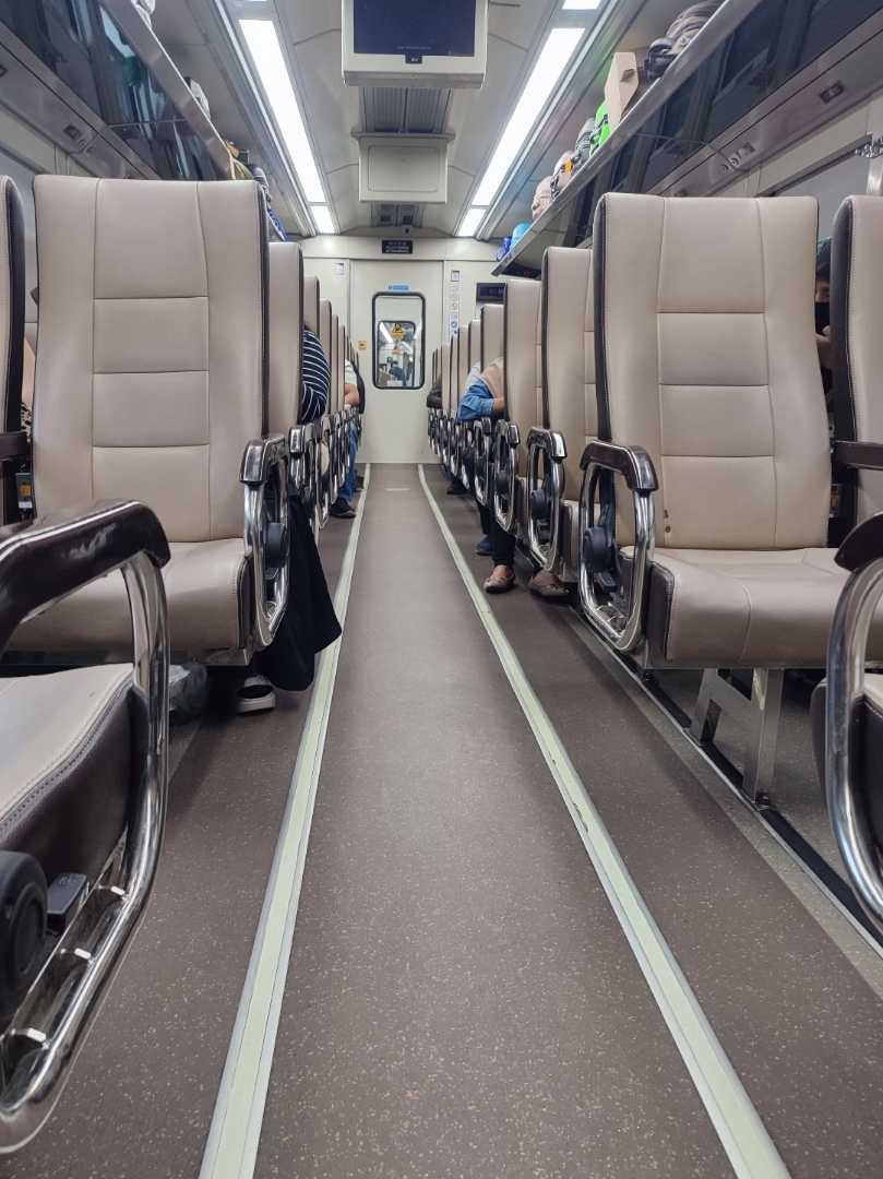 Suasana di dalam kreta api Sancaka