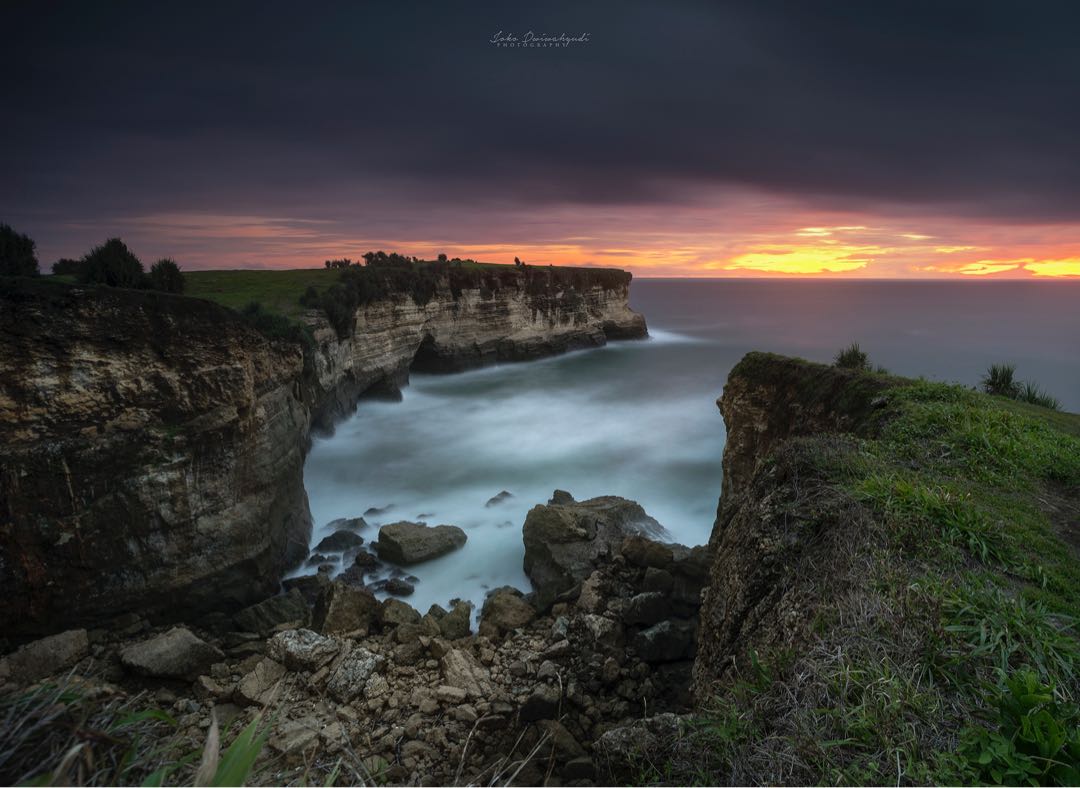 Senja di Pantai Karang Bolong