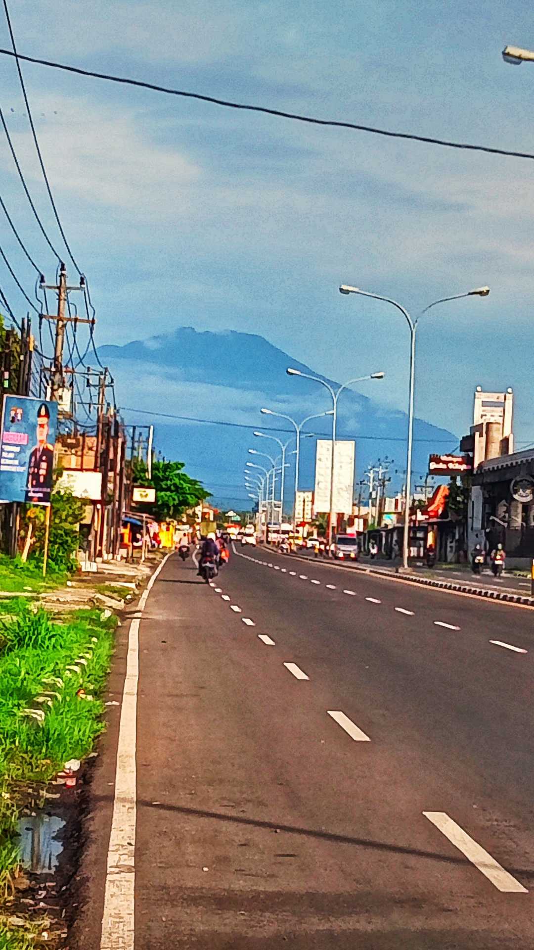 Gunung Merbabu nampak dari Kejauhan
