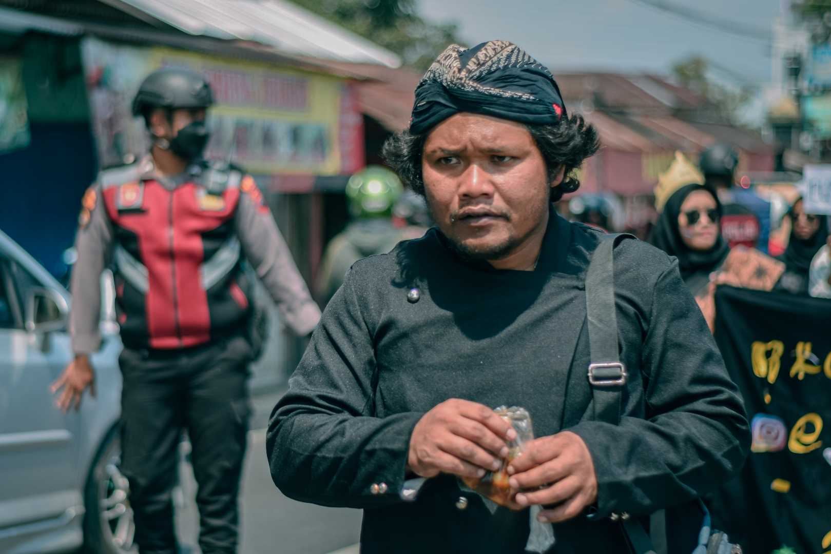 Blangkon (Dipakai di Kepala)