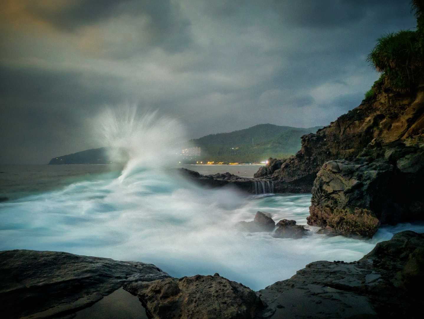 Pesona Pantai Kerandangan 