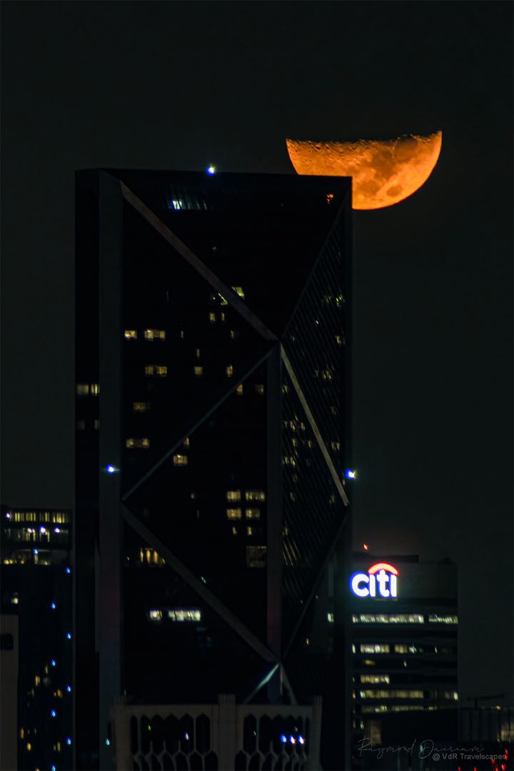 The moonset 