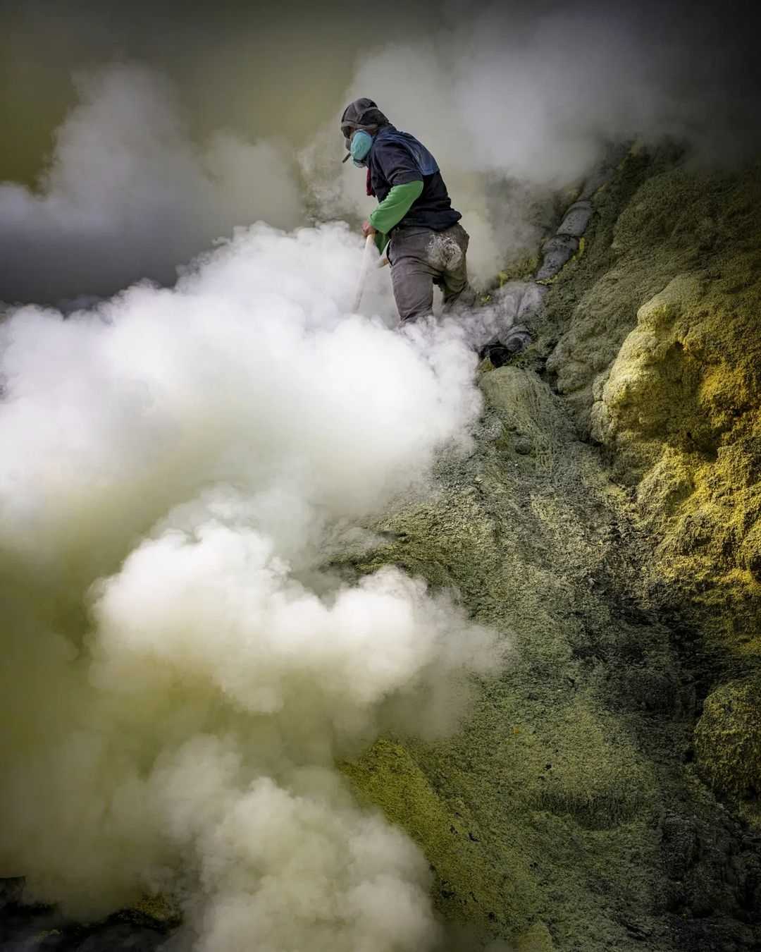 Penambang Belerang Kawah Ijen