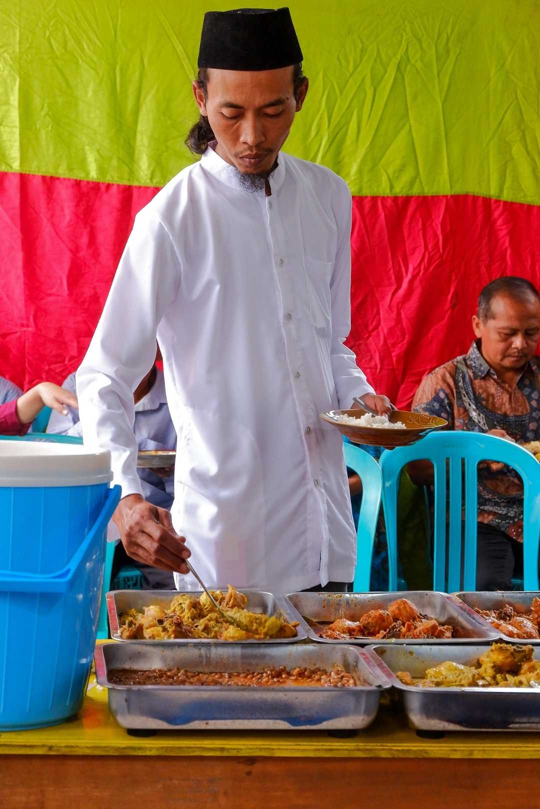 Makan siang dengan kari kambing