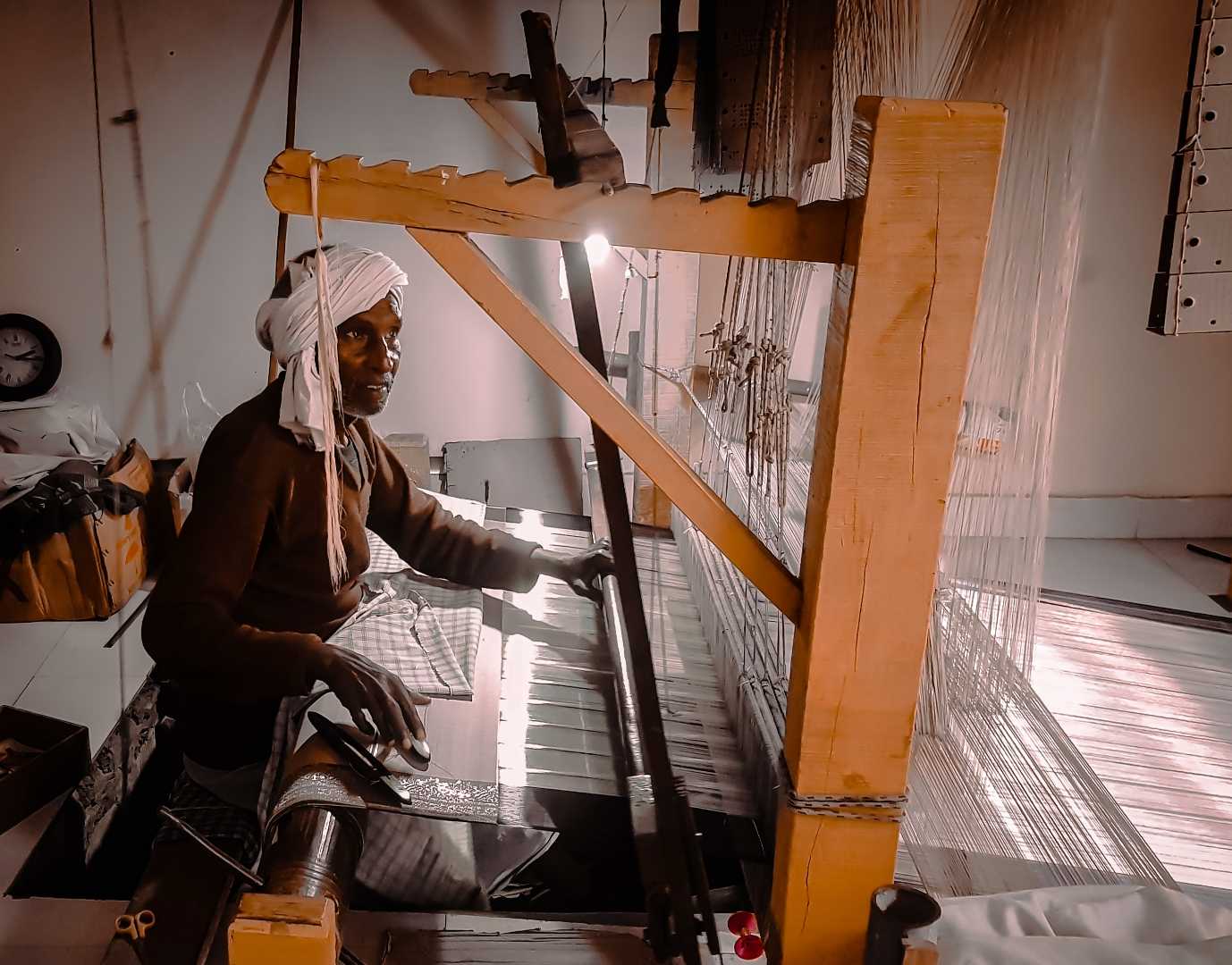 Man making banarasi saree 