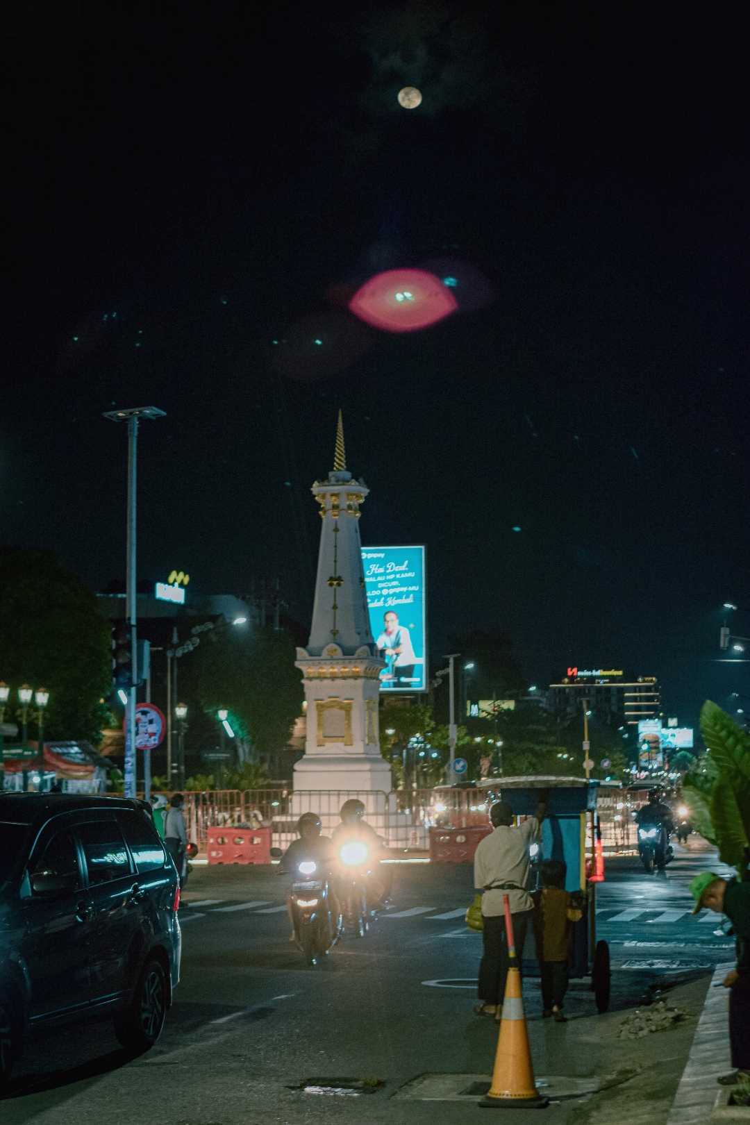 Rembulan di Langit Tugu, Jogja