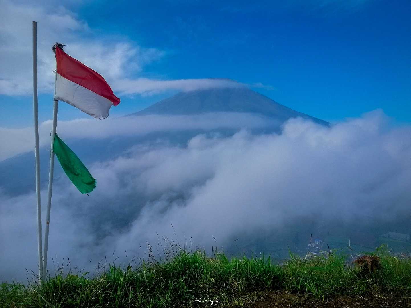Gunung Sindoro diselimuti awan