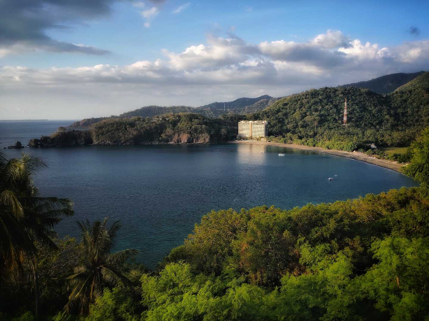 Menikmati Panorama Pantai Malimbu