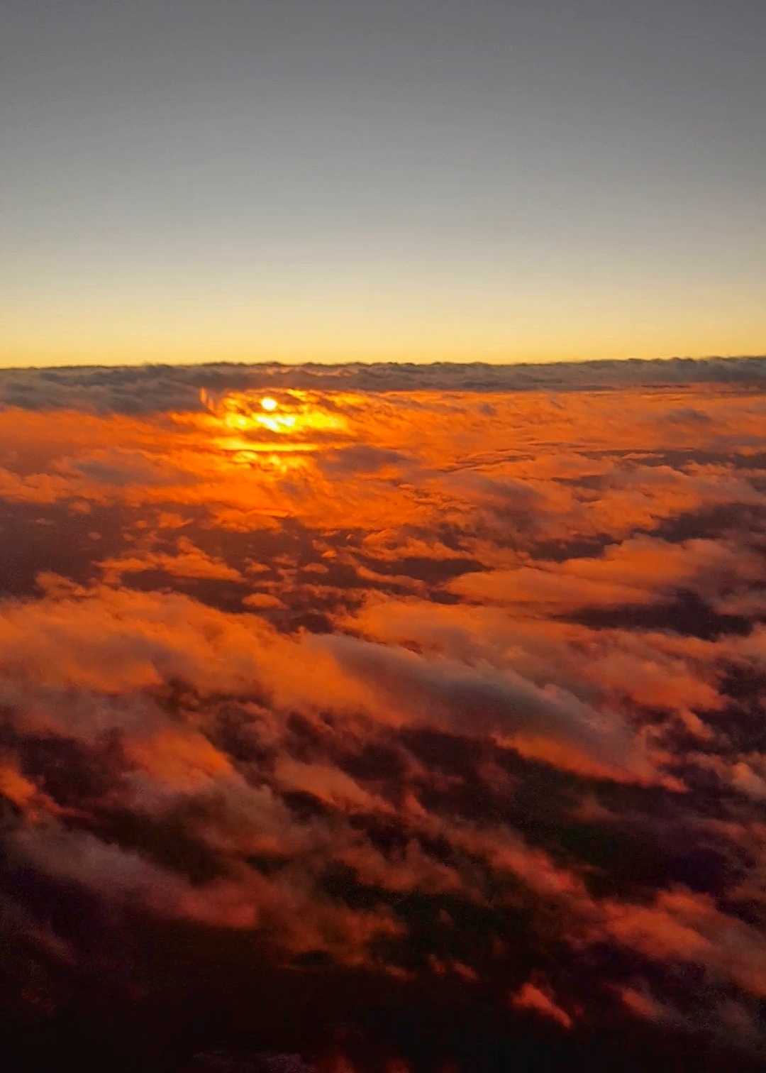 Amanecer sobre las nubes