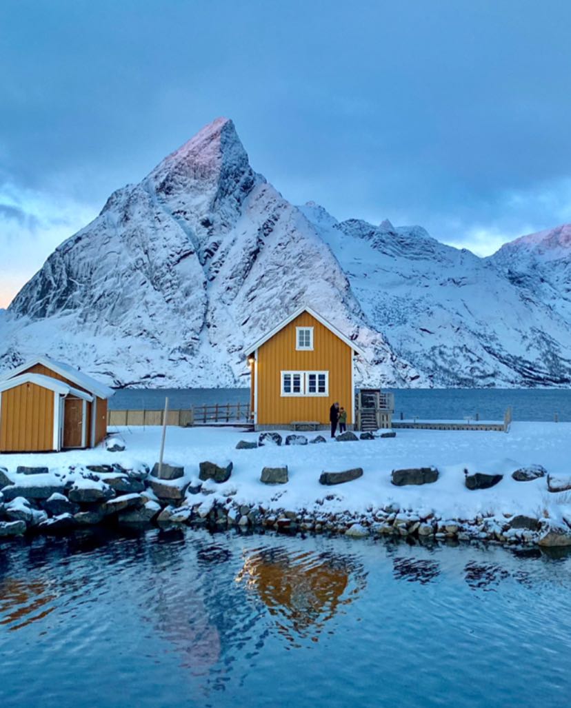 a little orange house on the islands 🇳🇴
