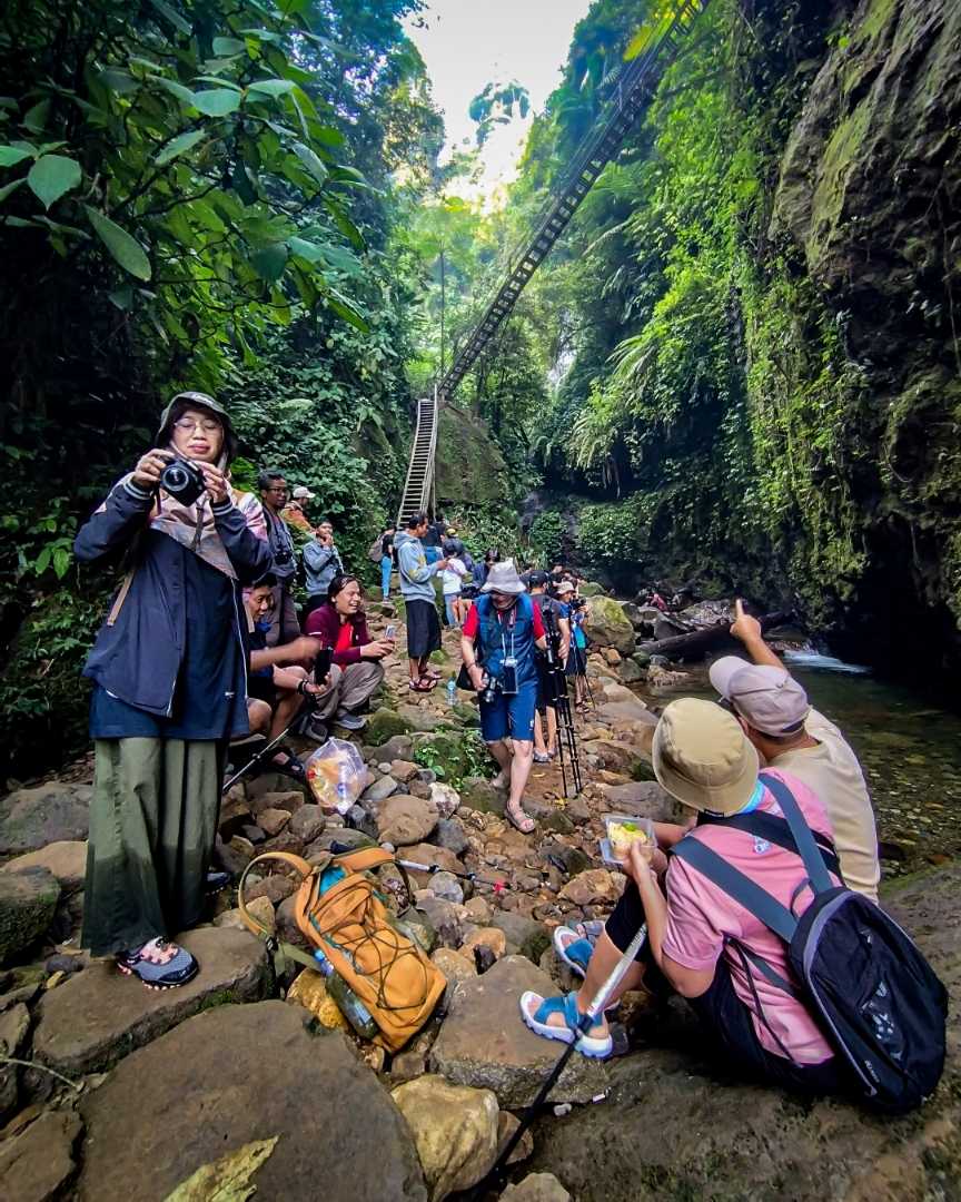 Meet locals di Curug Walet