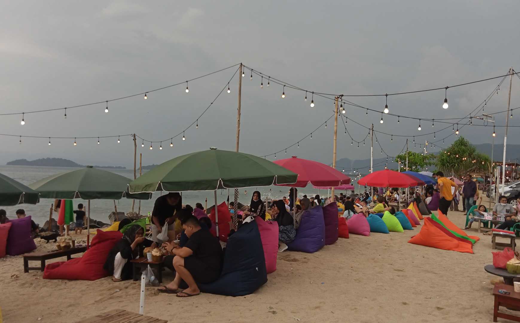 Keramaian pantai sebalang
