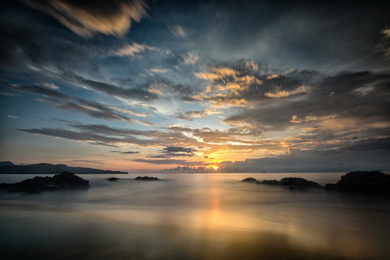 sunset pantai batu sumbawa