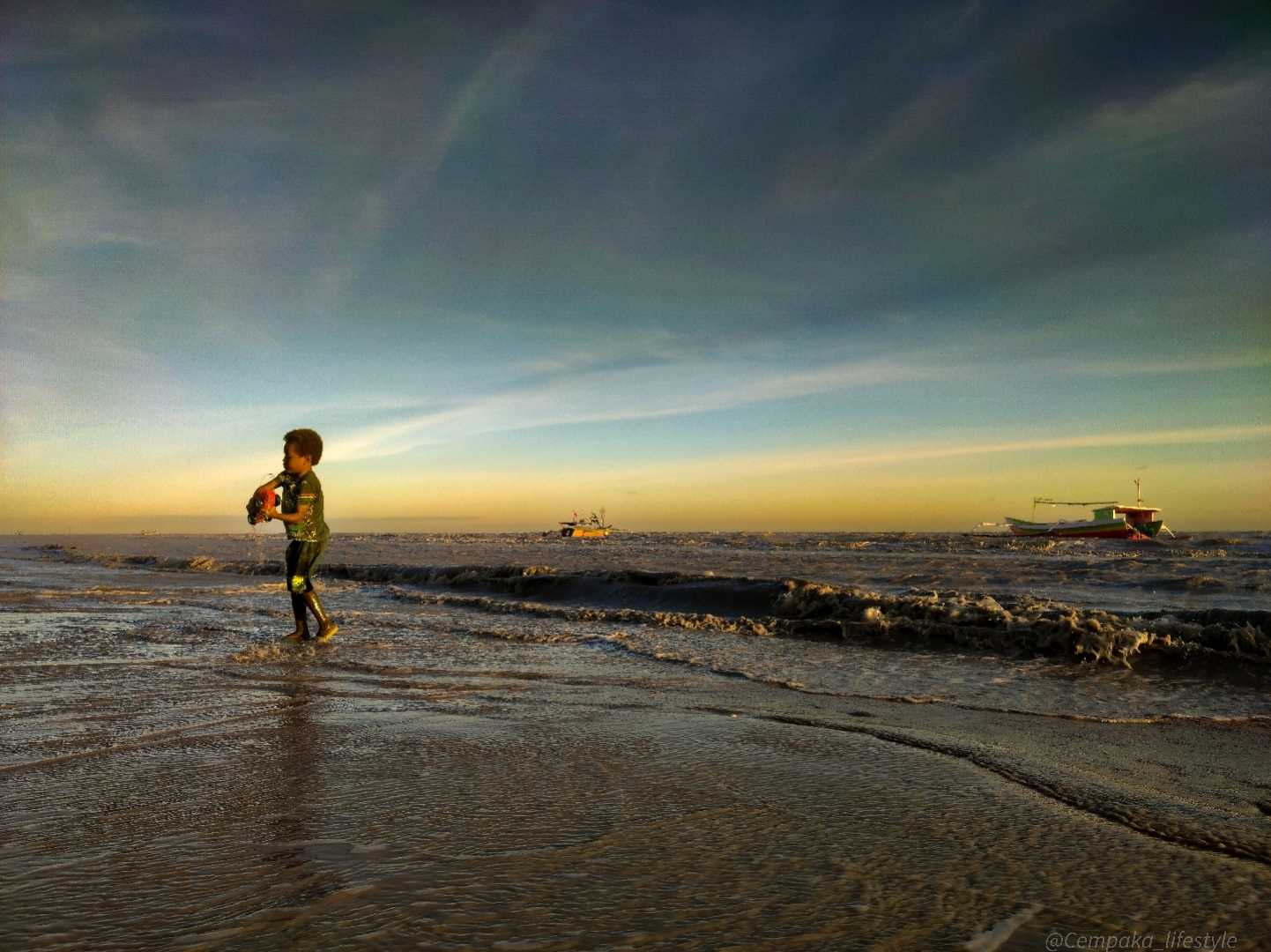 Bermain Di Pantai