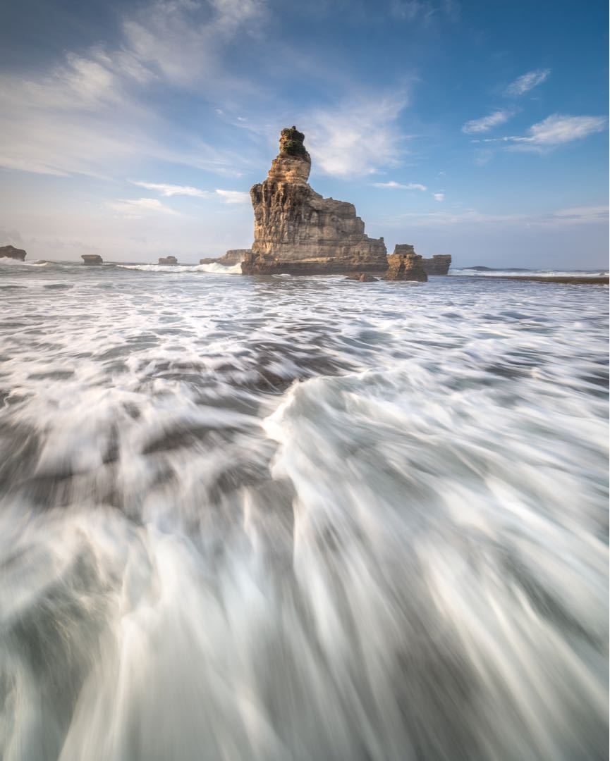 Ganasnya ombak pantai selatan