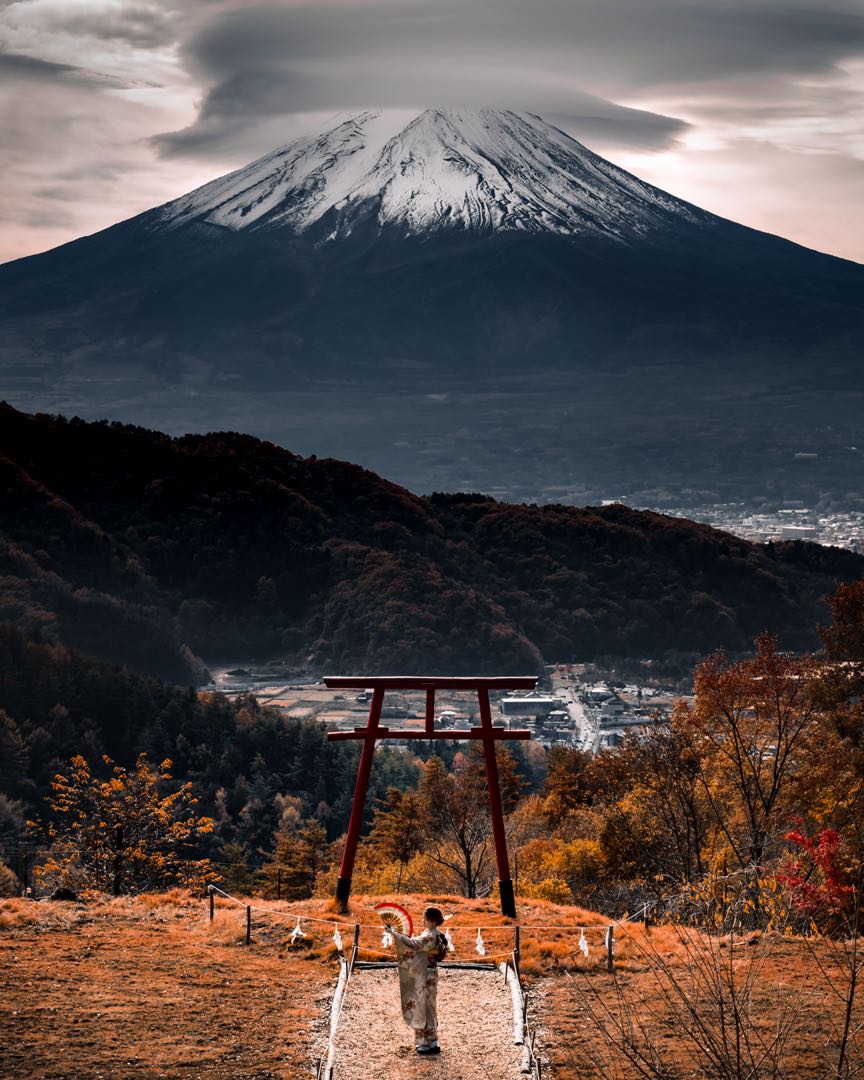 mt fuji with beautiful kimono's