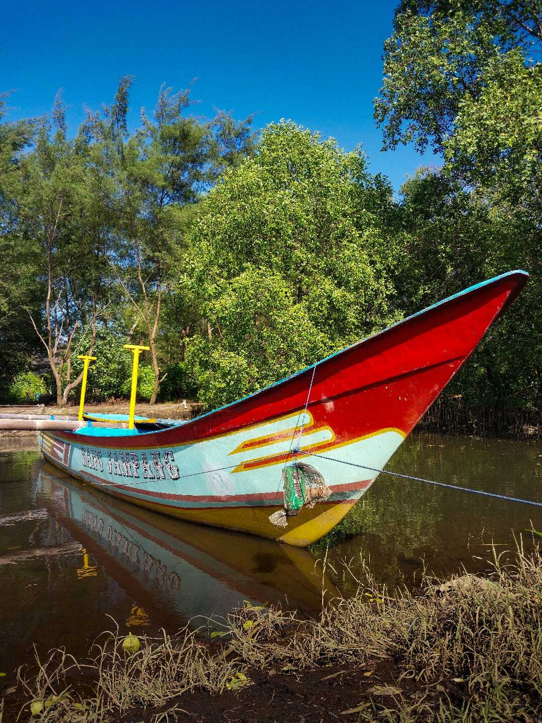 Perahu nelayan sedang berlabuh