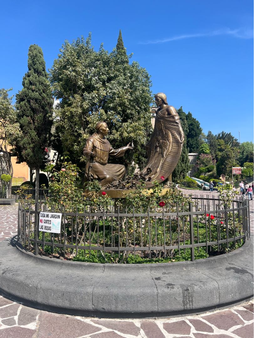 Escultura del indígena con la Virgen de Guadalupe 