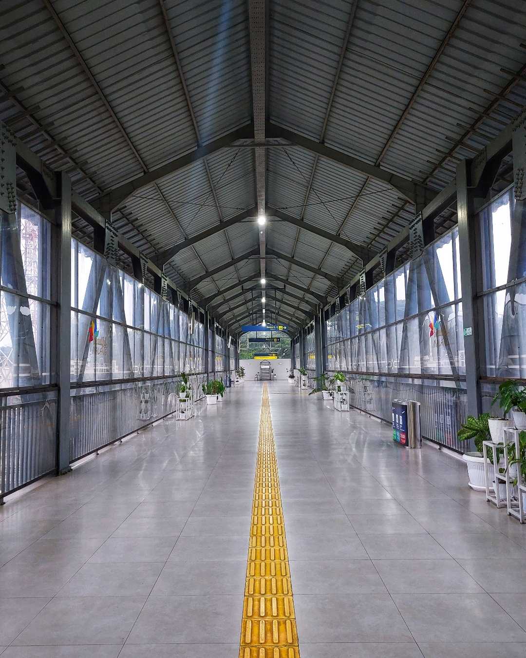 aisle to the platform