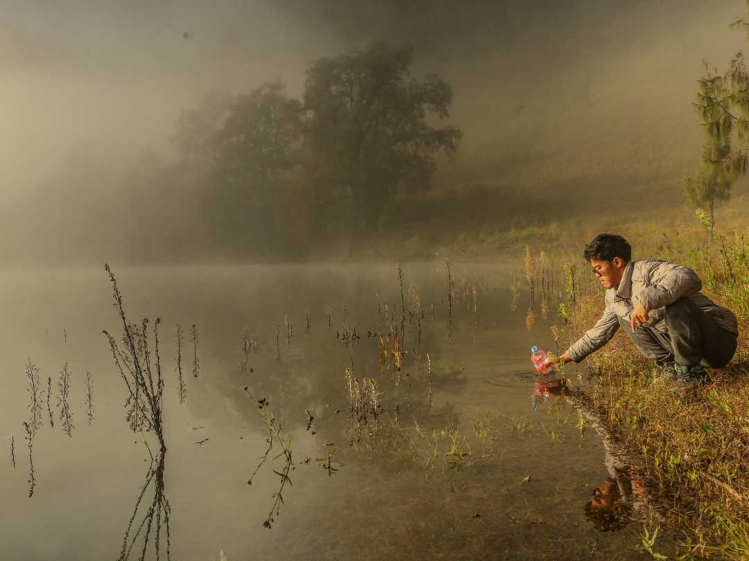 mengambil air di danau