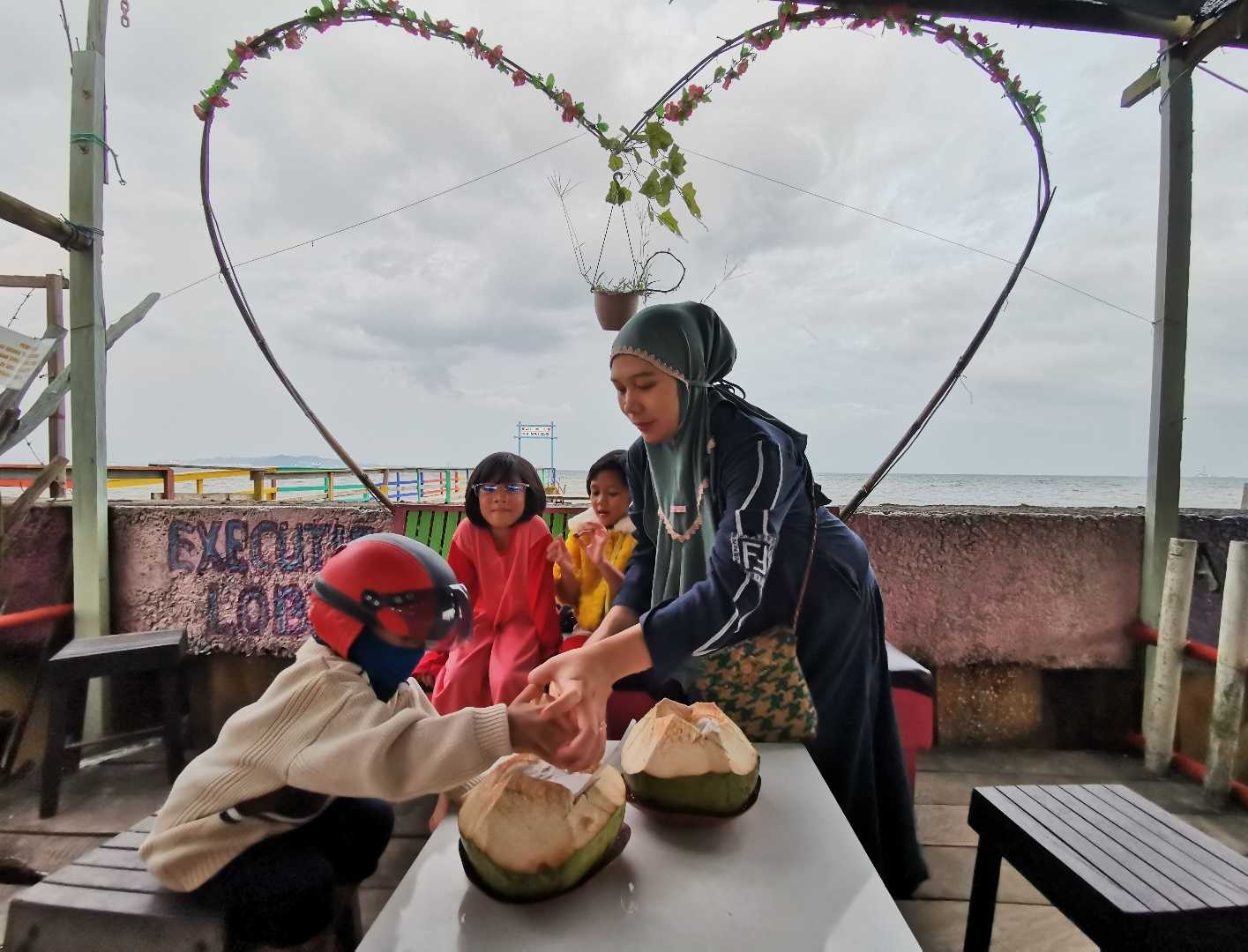 Nikmatnya Minum Kelapa Muda