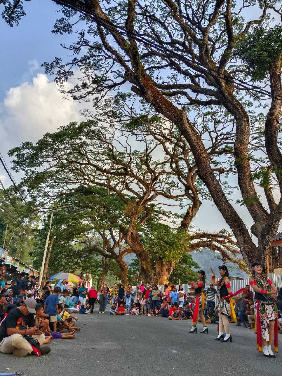Reog di Danau Ngebel