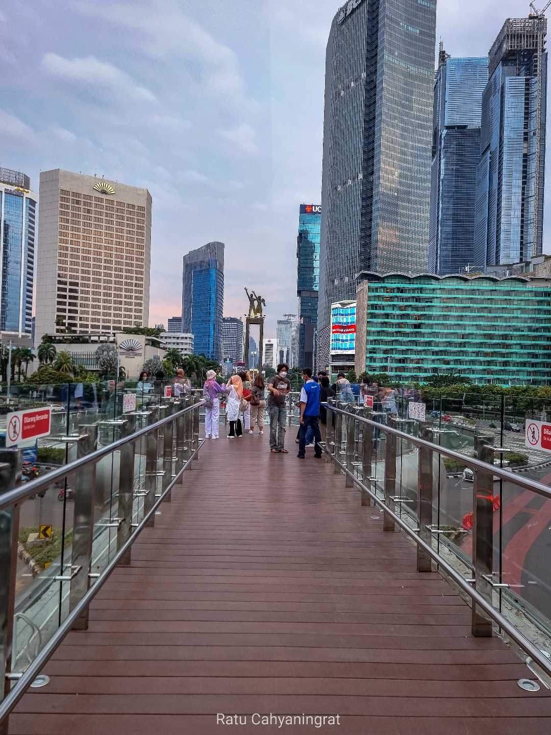 SKY BRIDGE HALTE BUNDERAN HOTEL INDONESIA