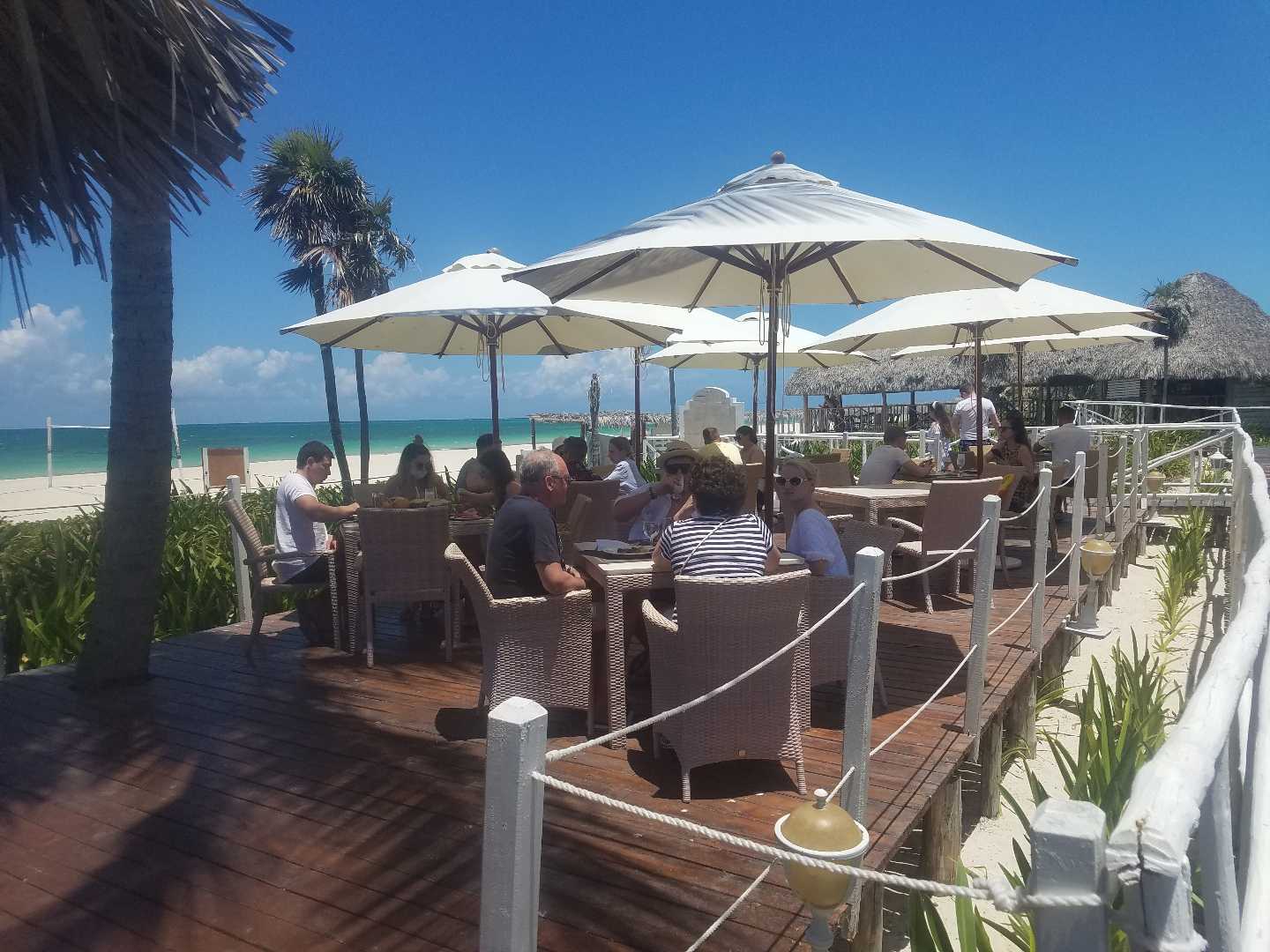 Lunch by the sea.🏖