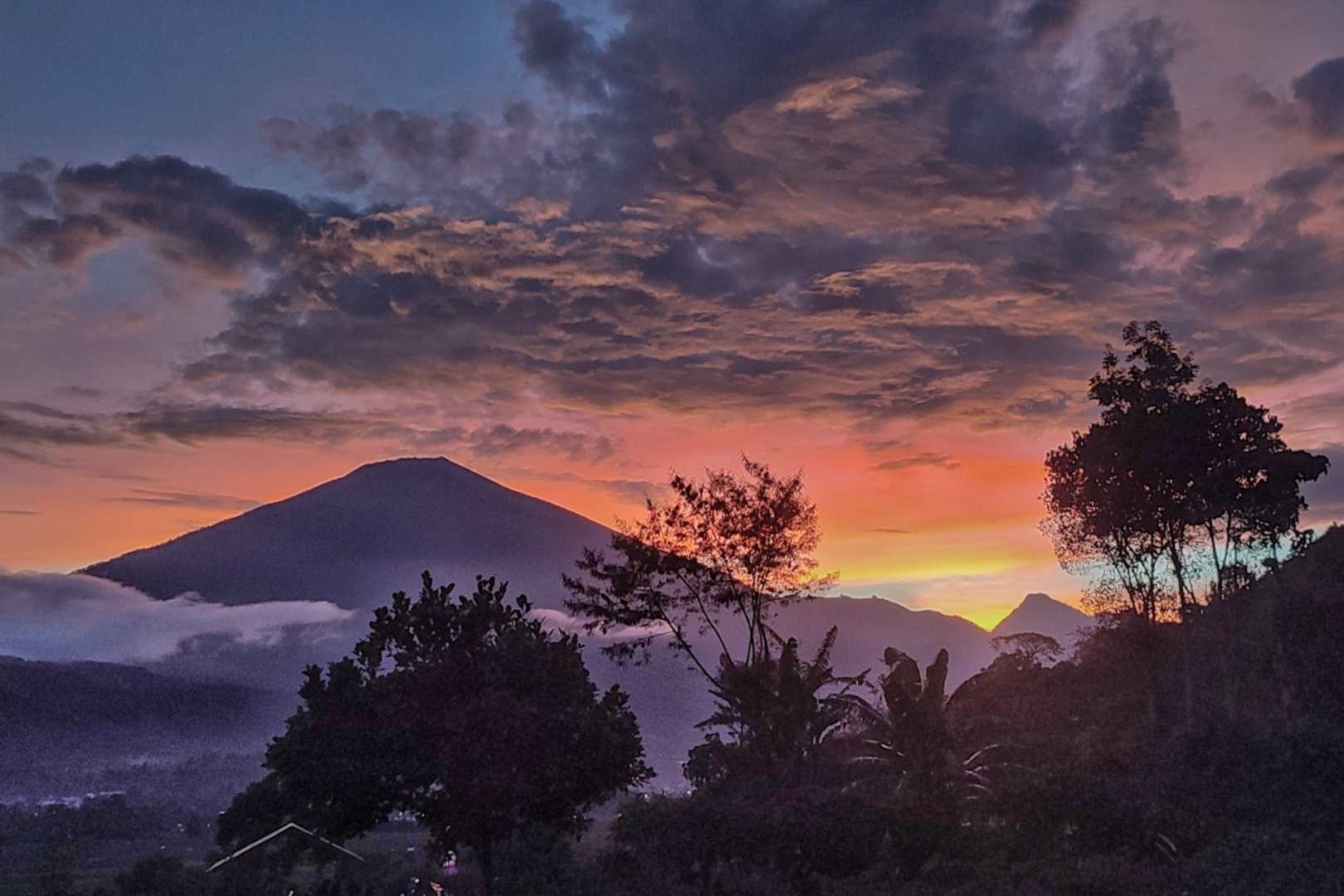 sunset from sada360 sembalun