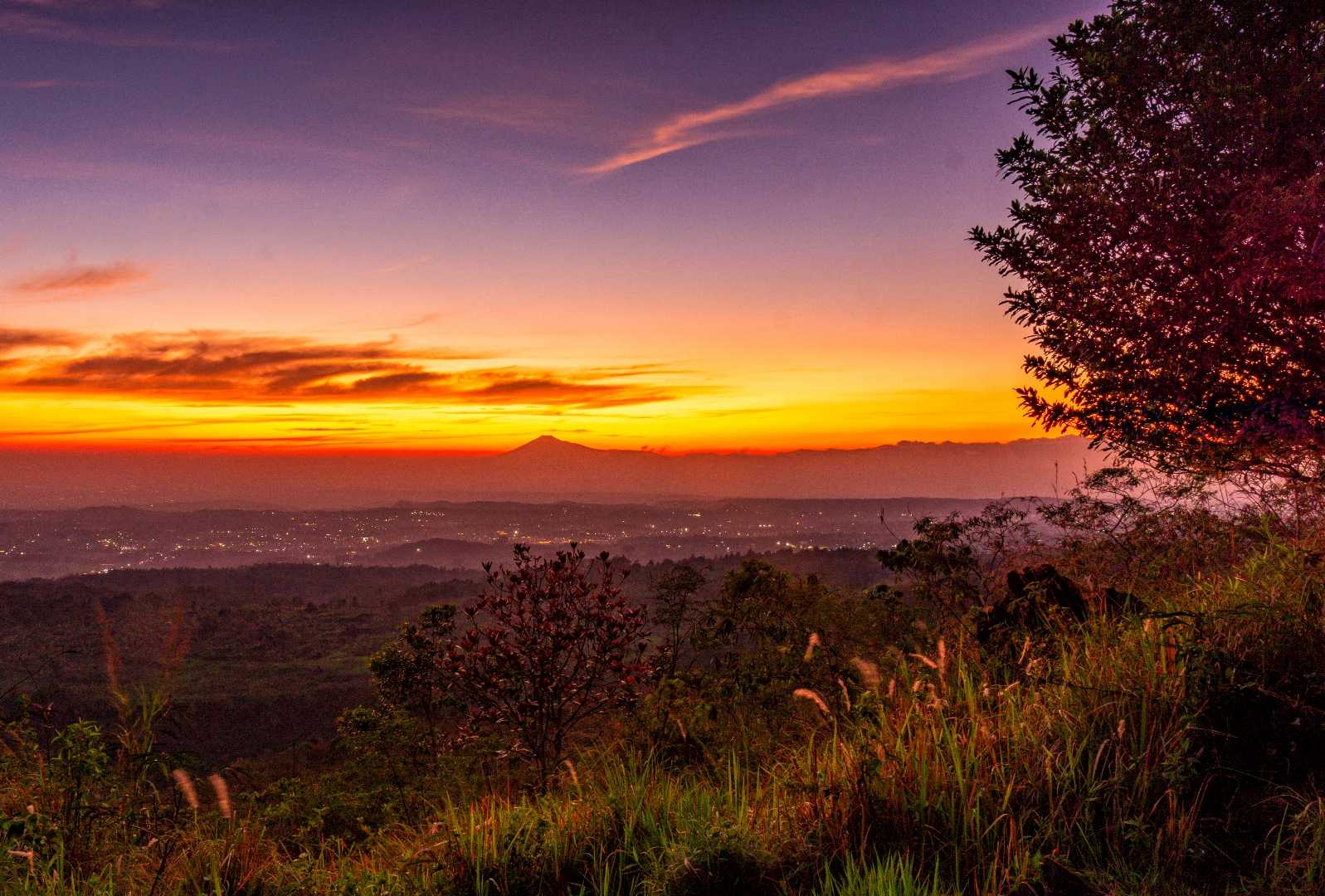 View Gn. Slamet dari puncak bukit Lambosir