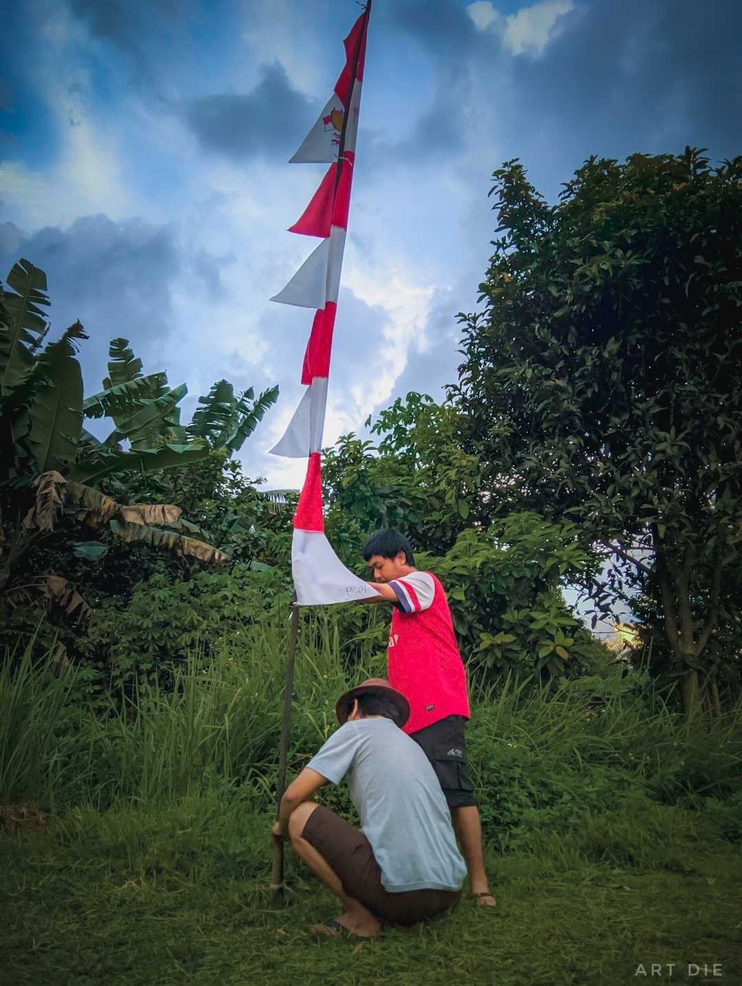 Pasang umbul umbul 