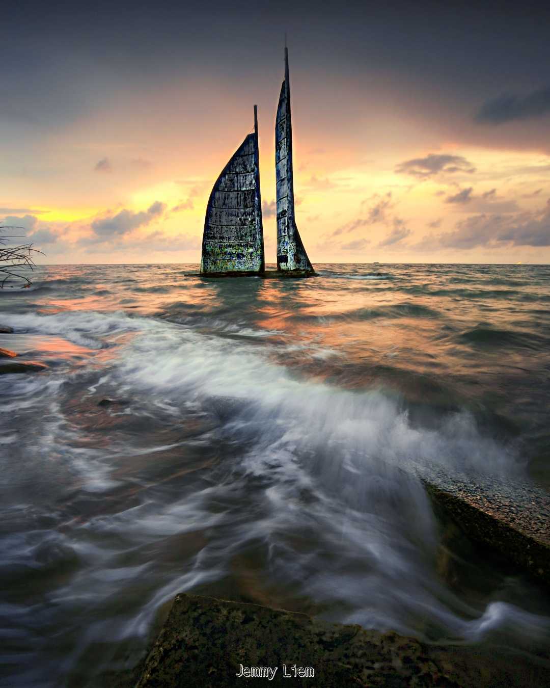 Senja Di Tanjung Layar