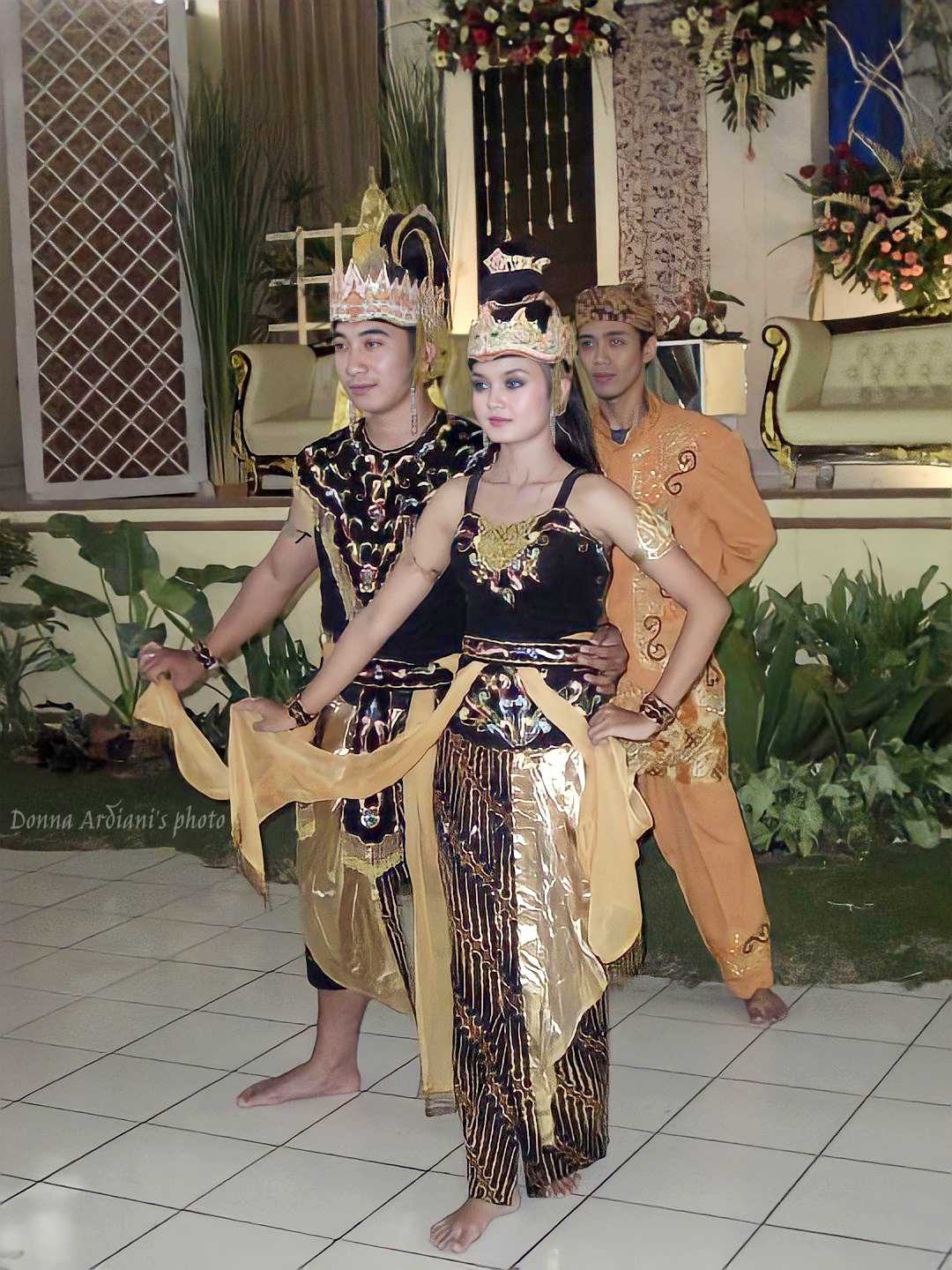 Sundanese Traditional Dancers