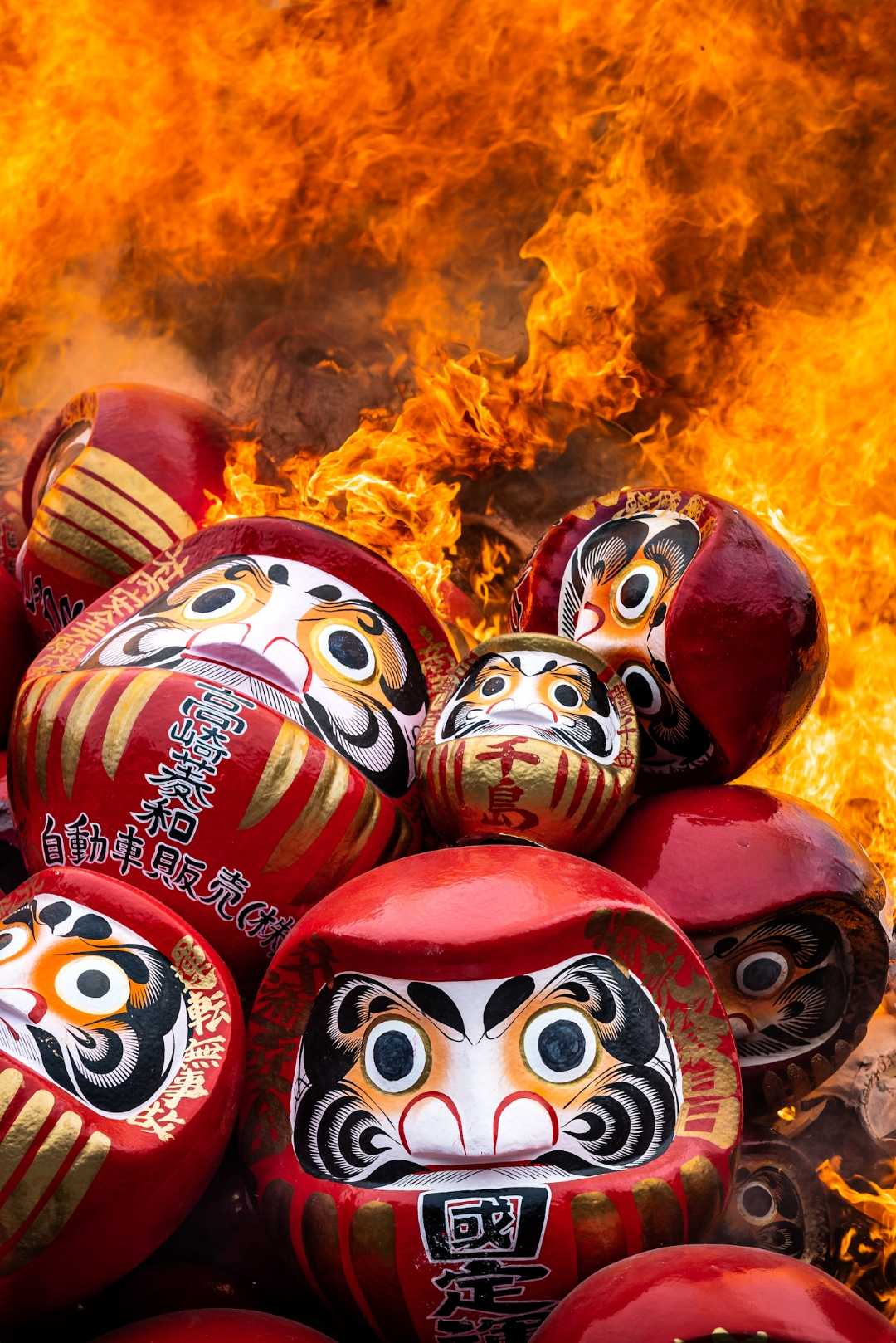 pembakaran boneka daruma