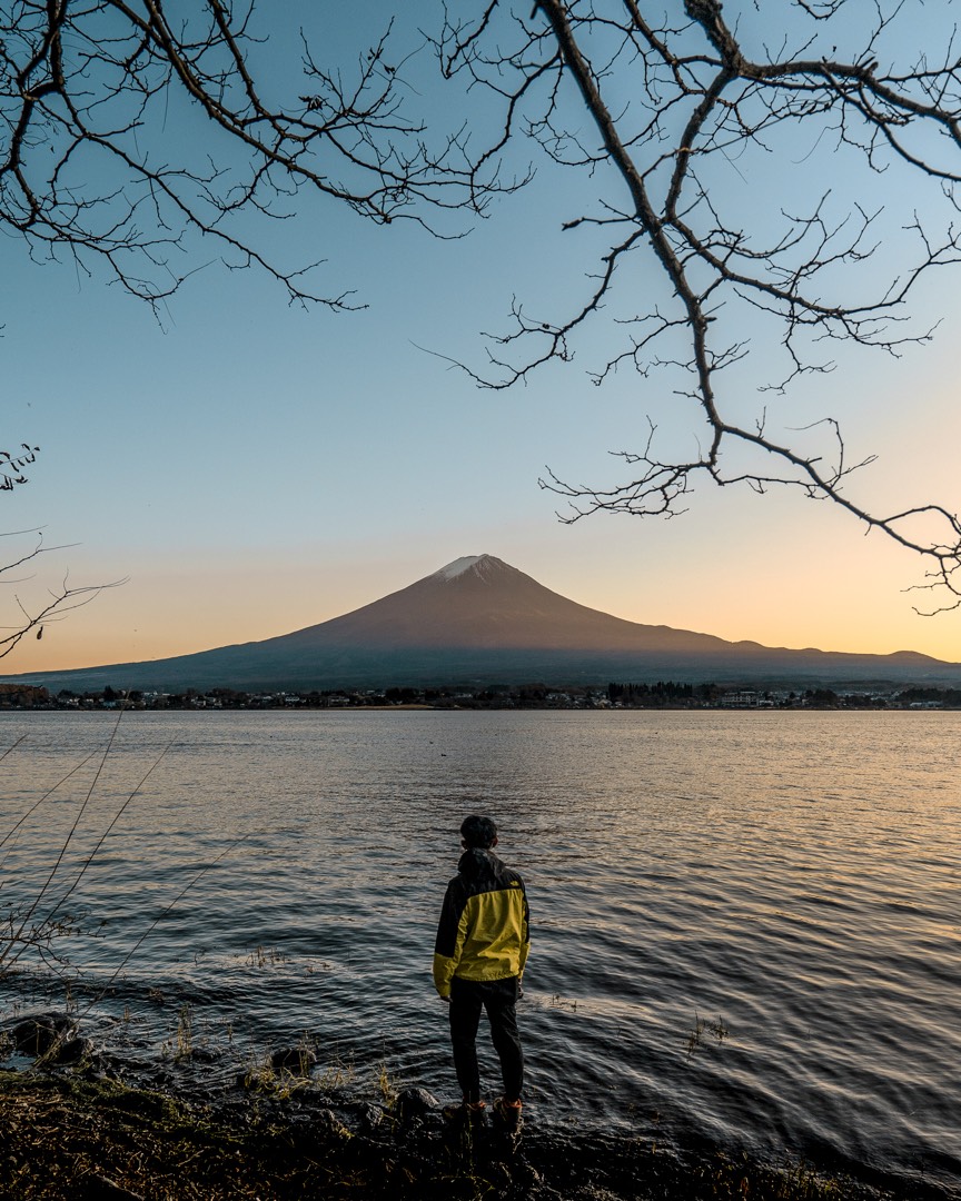 sunset moment on lake kawaguchiko, this is my favorite place🤩